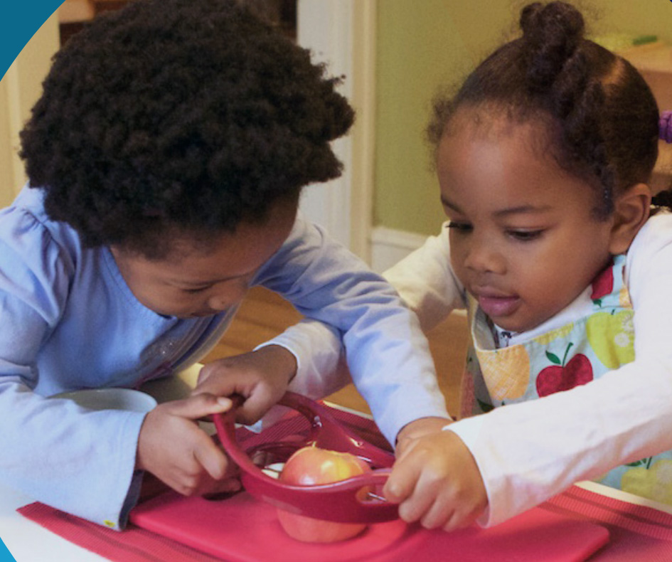 children sharing an apple 